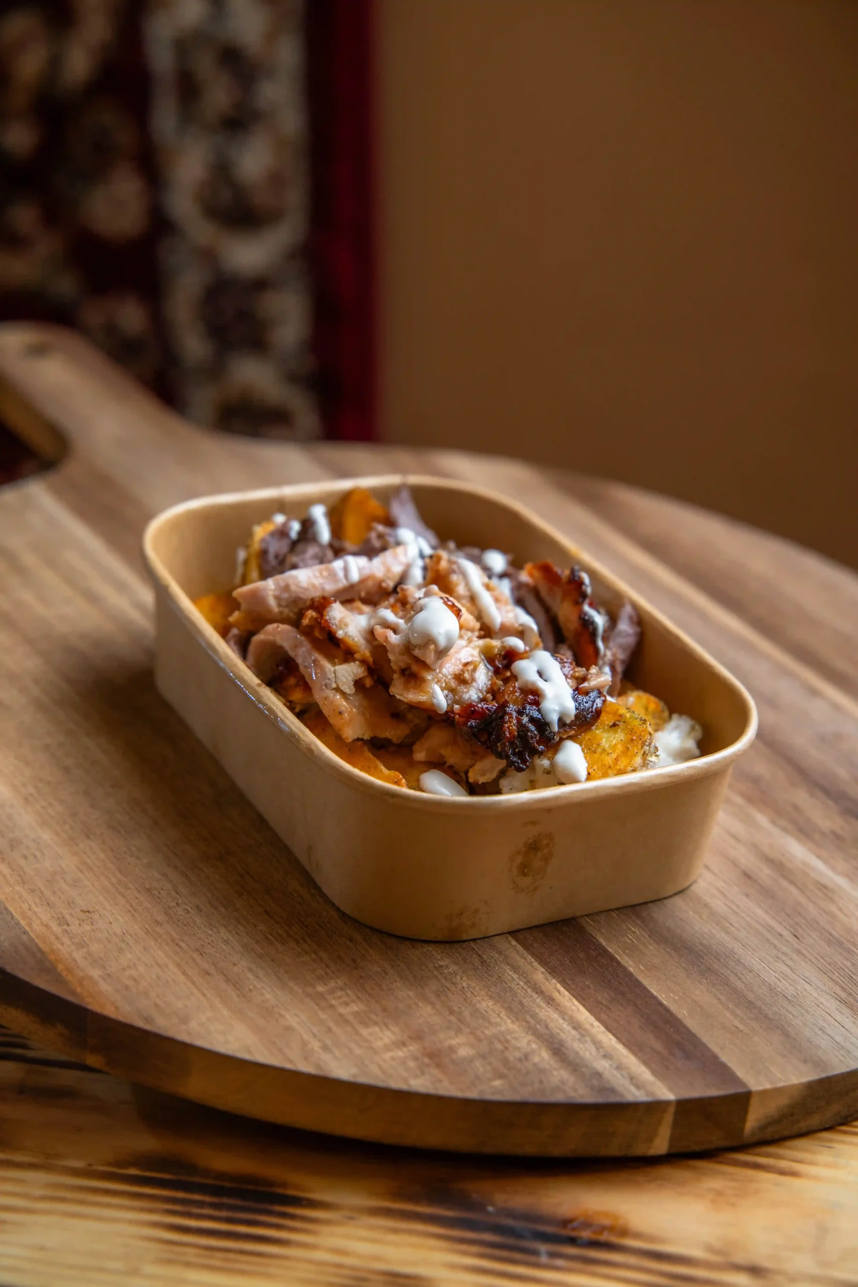 Patatas con shawarma de pollo